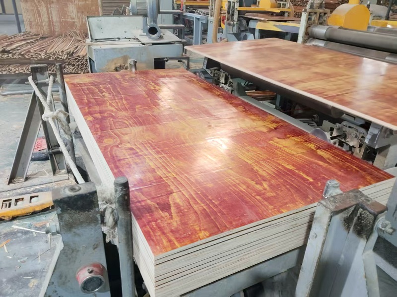 為何南方客戶(hù)偏愛(ài)扎根廣西采購(gòu)建筑模板插圖